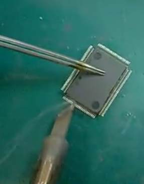 烙铁焊接的IO芯片视频